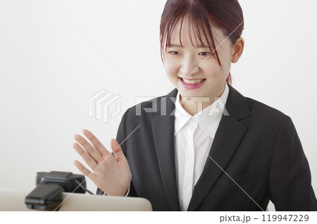 オンラインで面接を受けている女性 119947229