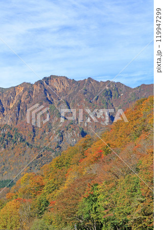 秋の秋山郷 鳥甲山 秋の秋山郷 鳥甲山 119947299