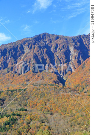 秋の秋山郷 鳥甲山 秋の秋山郷 鳥甲山 119947301