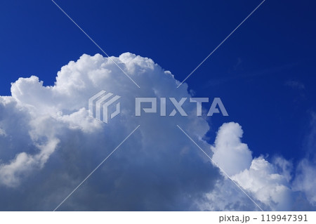 青空と白い雲 119947391