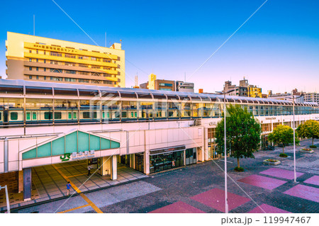 日本の横浜都市景観 11月。早朝の桜木町駅 南改札(東口)や電車、健康福祉総合センターなど=3日 日本の横浜都市景観 11月。早朝の桜木町駅 南改札(東口)や電車、健康福祉総合センターなど=3日 119947467