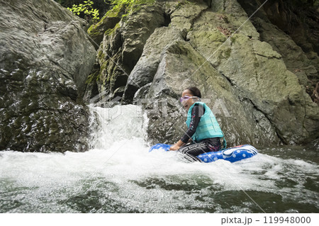川遊びを楽しむ女の子 119948000