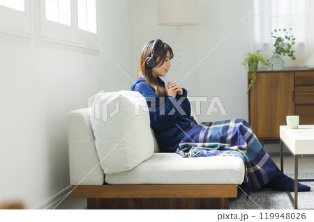 冬のリビングの女性　ヘッドフォン 119948026