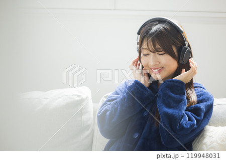 冬のリビングの女性　ヘッドフォン 119948031
