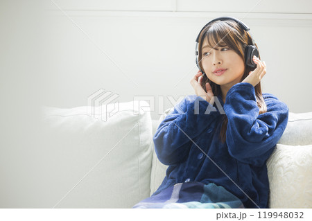 冬のリビングの女性　ヘッドフォン 119948032