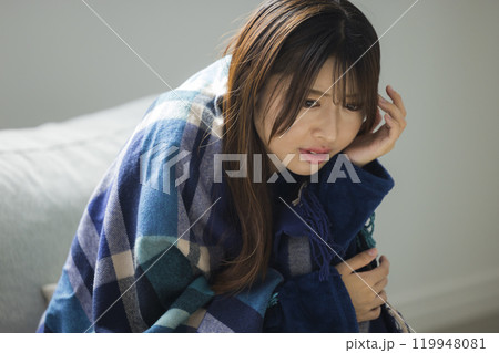 冬のリビングの女性 体調不良 冬のリビングの女性 体調不良 119948081