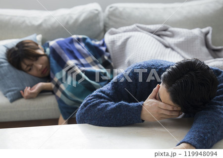 冬のリビングのカップル　体調不良　　 119948094