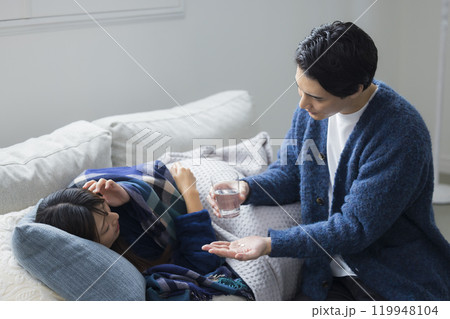冬のリビングのカップル　体調不良　　　 119948104