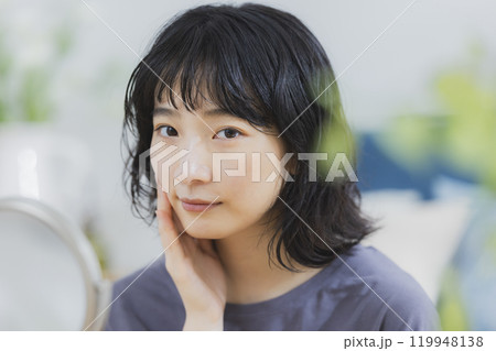 スキンケアをするルームウェアの若い女性　 119948138