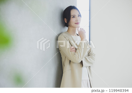 腕組みするスーツを着た若い女性 腕組みするスーツを着た若い女性 119948394