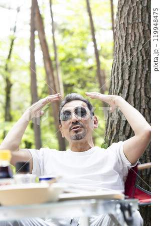 BBQを楽しむ男性 BBQを楽しむ男性 119948475