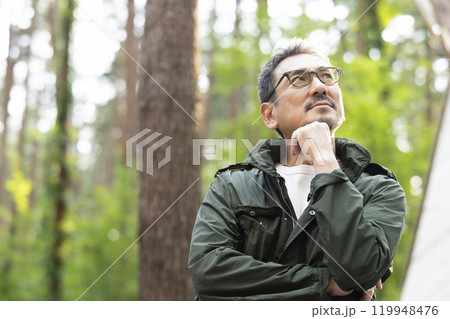 考えるかっこいい50代男性 119948476