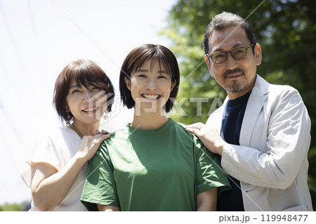 仲良し3人家族 119948477