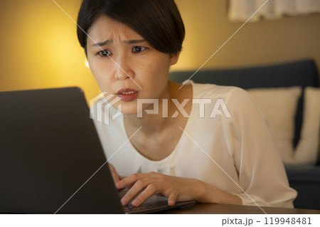 夜のリビングのビジネスウーマン　 119948481