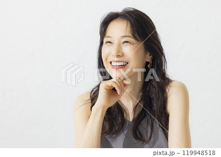 ミドル女性のビューティイメージ　　　 119948518