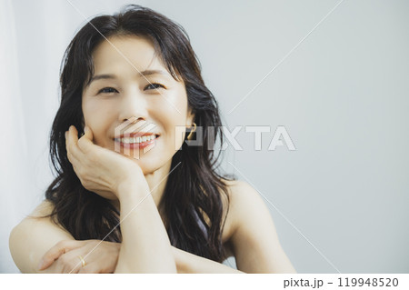 ミドル女性のビューティイメージ　　　 119948520