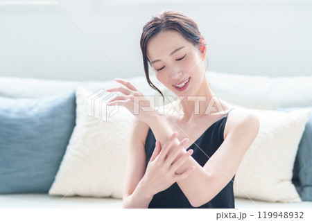 女性　ハンドケア　スキンケア 119948932