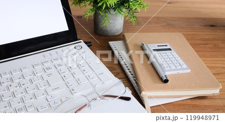 ノートとパソコン　バナー素材　背景素材　ビジネスイメージ　2:1 119948971