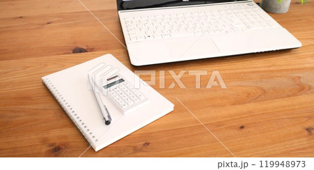 ノートとパソコン　バナー素材　背景素材　ビジネスイメージ　2:1 119948973