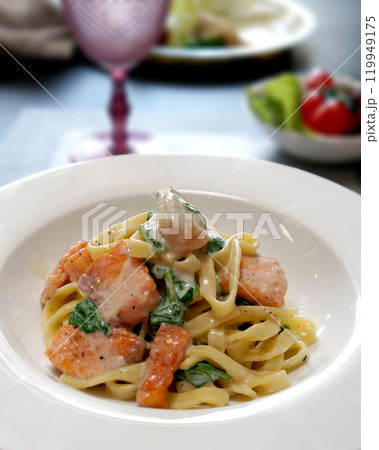 サーモンとほうれん草のパスタ サーモンとほうれん草のパスタ 119949175