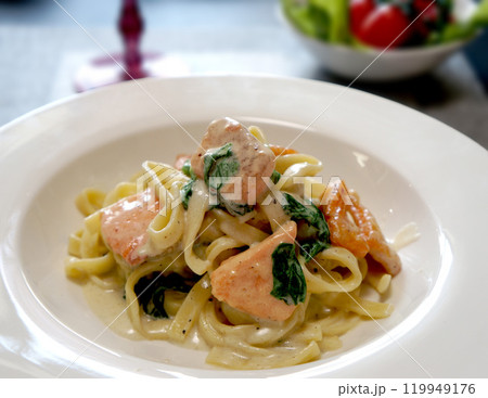 サーモンとほうれん草のパスタ 119949176
