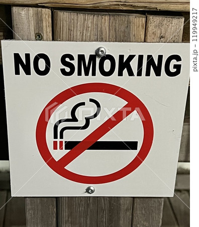 喫煙禁止の看板が貼られている木の壁 119949217