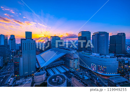 JR大阪駅と超高層ビルの夕景 JR大阪駅と超高層ビルの夕景 119949255