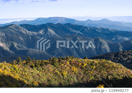 紅葉の栗駒山苔花台付近から見る焼石岳 紅葉の栗駒山苔花台付近から見る焼石岳 119949277