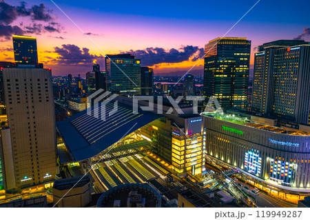 マジックアワーのJR大阪駅と超高層ビル 119949287
