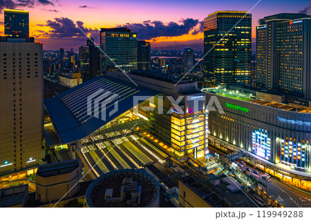 マジックアワーのJR大阪駅と超高層ビル マジックアワーのJR大阪駅と超高層ビル 119949288
