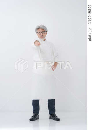 厳しい表情の男性料理人 119949896