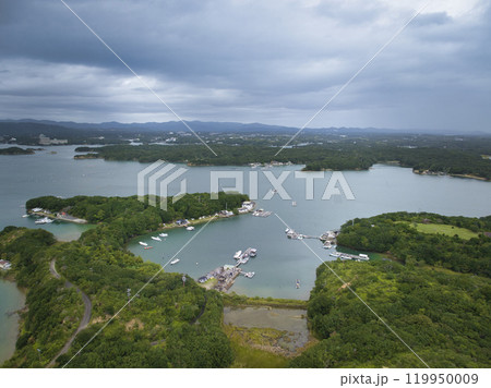 桐垣展望台から見る雄大な英虞湾の眺め 三重県志摩市(ドローンによる空撮) 桐垣展望台から見る雄大な英虞湾の眺め 三重県志摩市(ドローンによる空撮) 119950009