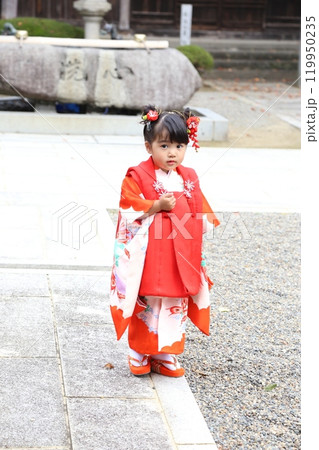 七五三詣で可愛い三歳の女の子、神社仏閣での和装ロケーション撮影、被布キッズフォト家族写真 119950235