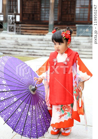 七五三詣で可愛い三歳の女の子、神社仏閣での和装ロケーション撮影、被布キッズフォト家族写真 119950247