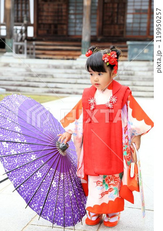 七五三詣で可愛い三歳の女の子、神社仏閣での和装ロケーション撮影、被布キッズフォト家族写真 七五三詣で可愛い三歳の女の子、神社仏閣での和装ロケーション撮影、被布キッズフォト家族写真 119950257