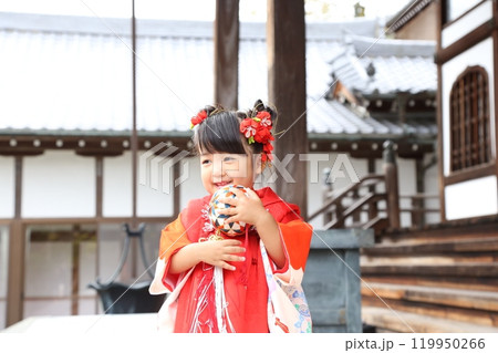 七五三詣で可愛い三歳の女の子、神社仏閣での和装ロケーション撮影、被布キッズフォト家族写真 七五三詣で可愛い三歳の女の子、神社仏閣での和装ロケーション撮影、被布キッズフォト家族写真 119950266
