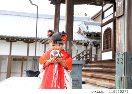 七五三詣で可愛い三歳の女の子、神社仏閣での和装ロケーション撮影、被布キッズフォト家族写真 七五三詣で可愛い三歳の女の子、神社仏閣での和装ロケーション撮影、被布キッズフォト家族写真 119950271