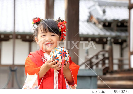 七五三詣で可愛い三歳の女の子、神社仏閣での和装ロケーション撮影、被布キッズフォト家族写真 七五三詣で可愛い三歳の女の子、神社仏閣での和装ロケーション撮影、被布キッズフォト家族写真 119950273