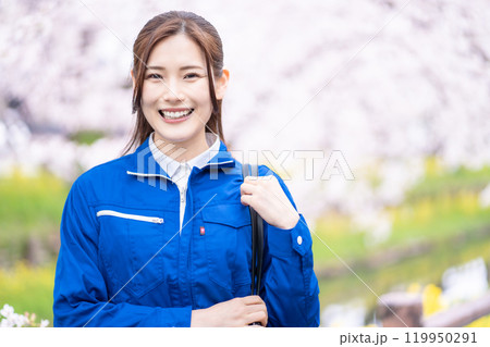 新生活に胸躍らせる若い女性作業員 新生活に胸躍らせる若い女性作業員 119950291