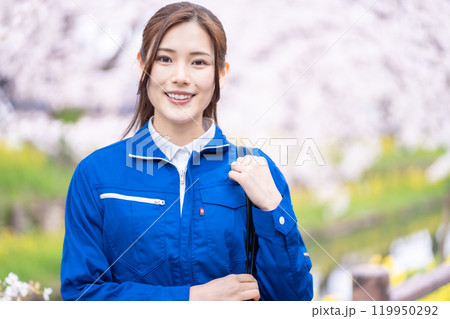 新生活に胸躍らせる若い女性作業員 119950292