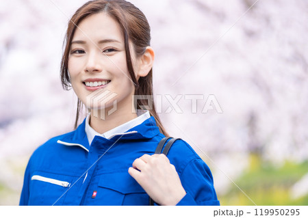 新生活に胸躍らせる若い女性作業員 新生活に胸躍らせる若い女性作業員 119950295