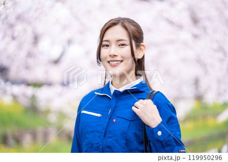 春に入社した若い女性作業員 春に入社した若い女性作業員 119950296