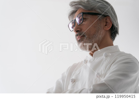 腕組みをする男性コック 119950415