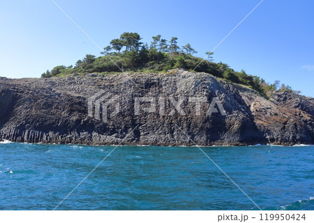 波涛の侵食作用でできた柱状節理（佐賀県 唐津市 七ツ釜） 119950424