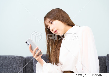 私服の若い女性 リビング スマホ 私服の若い女性 リビング スマホ 119950750