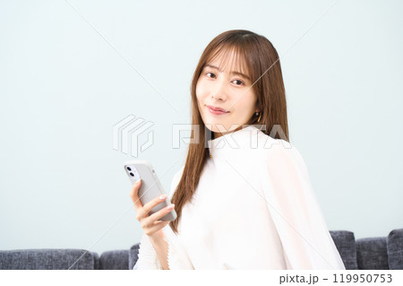 私服の若い女性　リビング　スマホ 119950753