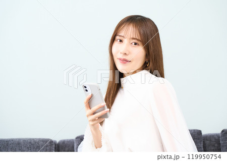 私服の若い女性 リビング スマホ 私服の若い女性 リビング スマホ 119950754