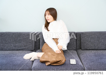 私服の若い女性　リビング　スマホ 119950761
