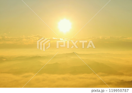 千葉県 秋の雲海と夜明けの光(鹿野山九十九谷展望公園からの風景) 千葉県 秋の雲海と夜明けの光(鹿野山九十九谷展望公園からの風景) 119950787