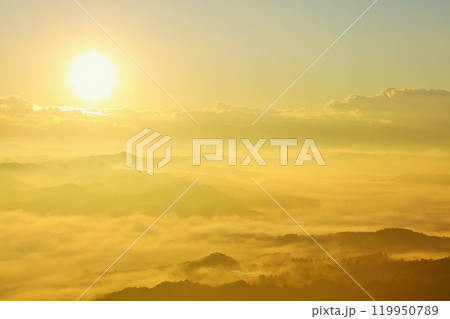 千葉県　秋の雲海と夜明けの光（鹿野山九十九谷展望公園からの風景） 119950789